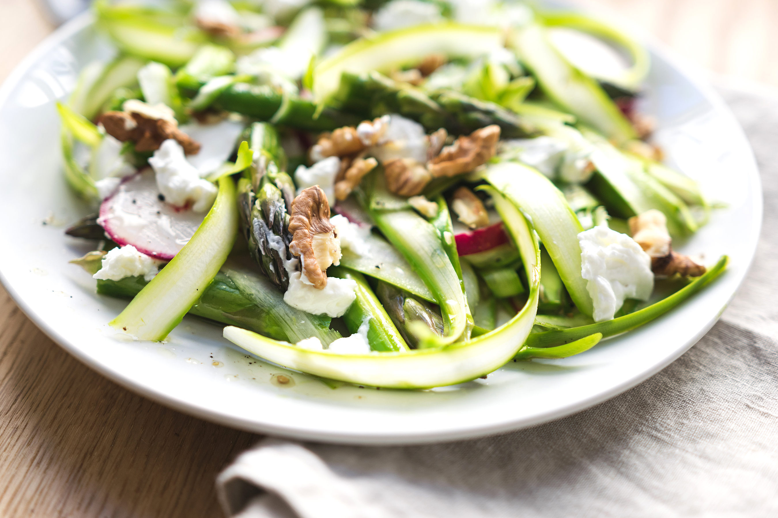 Lauwarmer Spargelsalat mit Ziegenkäse
